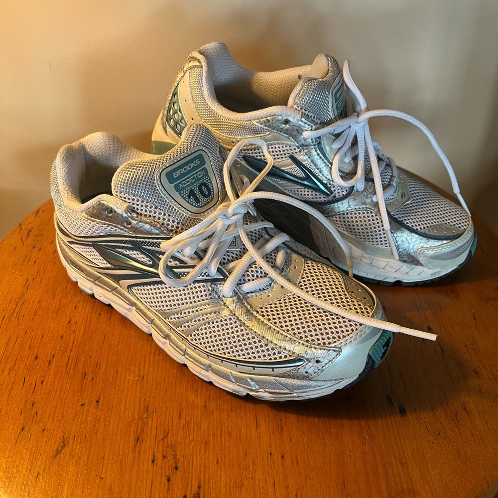 Brooks Addiction 10 Women’s Athletic Shoe Color white & Teal Size 9 Wide